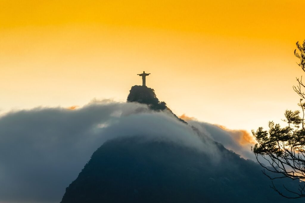 O-Cristo-Redentor-no-Rio-de-Janeiro-e-um-dos-simbolos-mais-iconicos-do-Brasil-e-uma-das-Sete-Maravilhas-do-Mundo-Moderno.-Localizado-no-alto-do-Morro-do-Corcovado-1024x682 Cristo Redentor no Rio de Janeiro